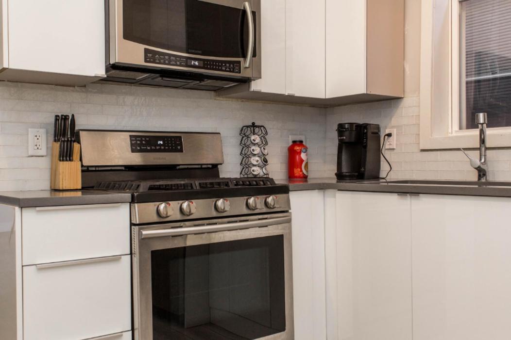 Apartment Prime Location - 1 Min Walk To Wrigley Field - 2br Apts Perfect For Cubs Fans!