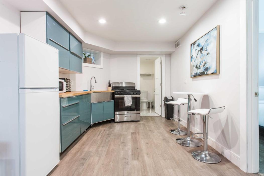 Prime Location - 1 Min Walk To Wrigley Field - 2br Apts Perfect For Cubs Fans! Apartment Chicago
