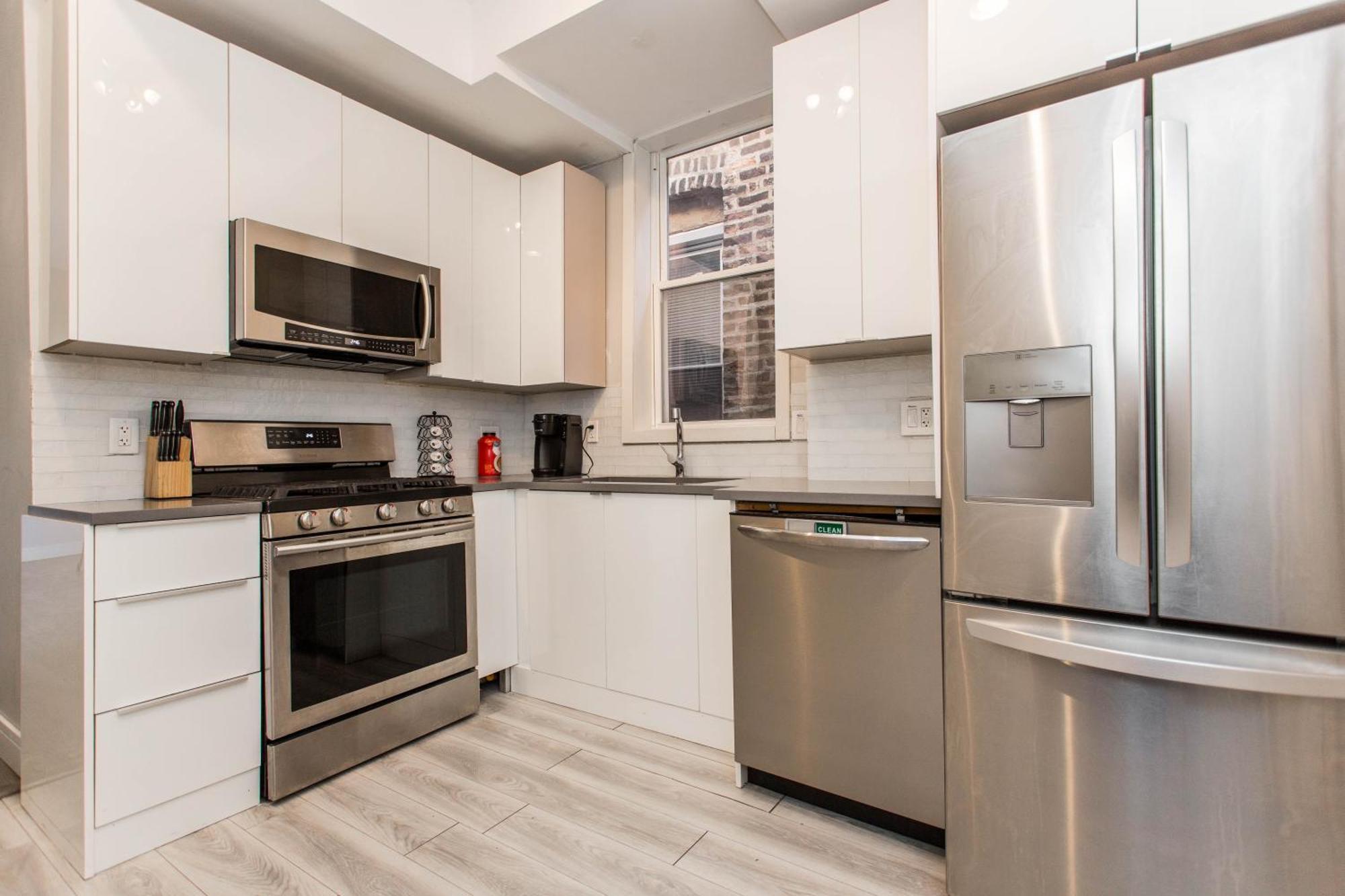 Prime Location - 1 Min Walk To Wrigley Field - 2br Apts Perfect For Cubs Fans! Apartment *