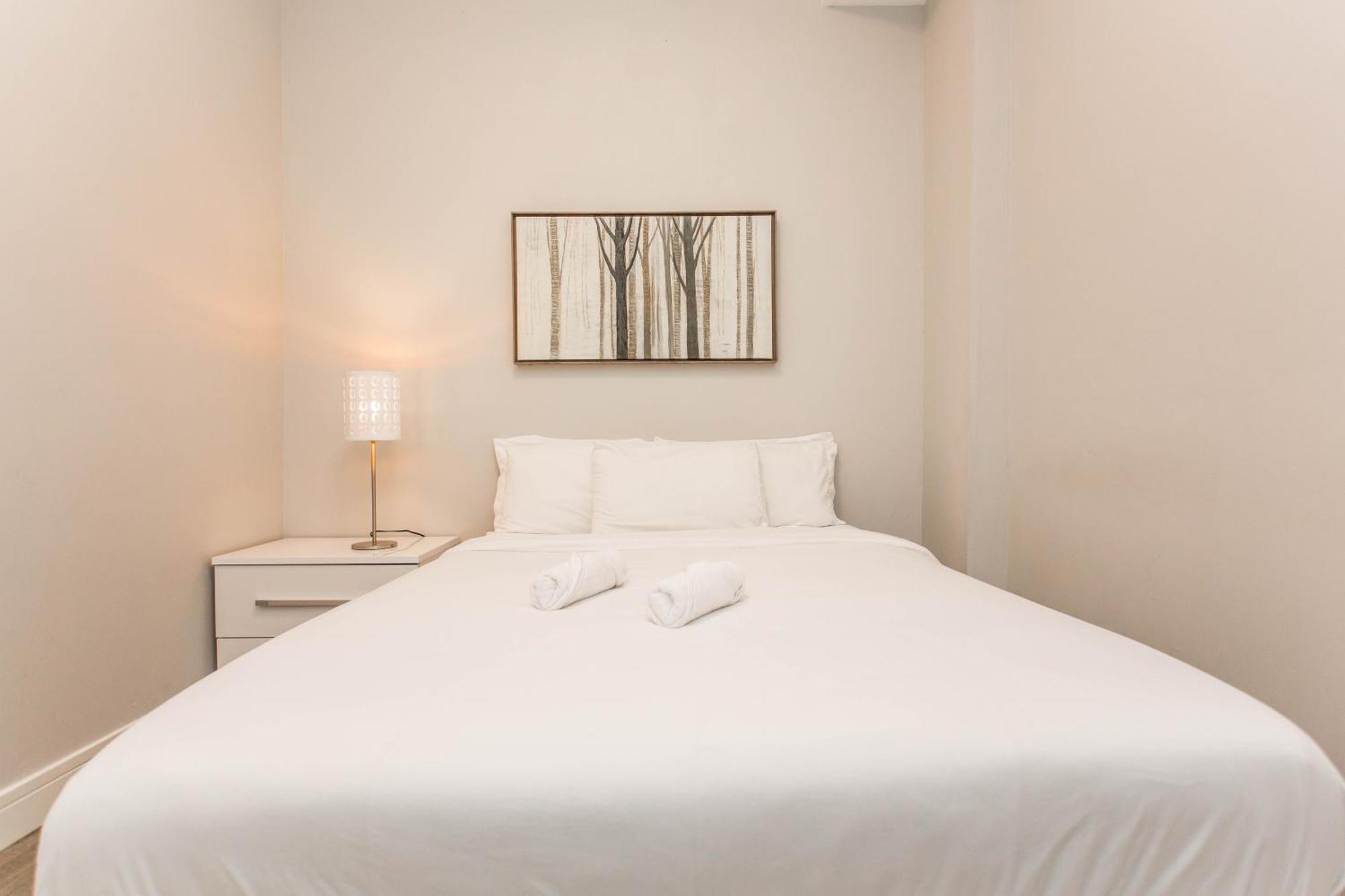Prime Location - 1 Min Walk To Wrigley Field - 2br Apts Perfect For Cubs Fans! Apartment Chicago