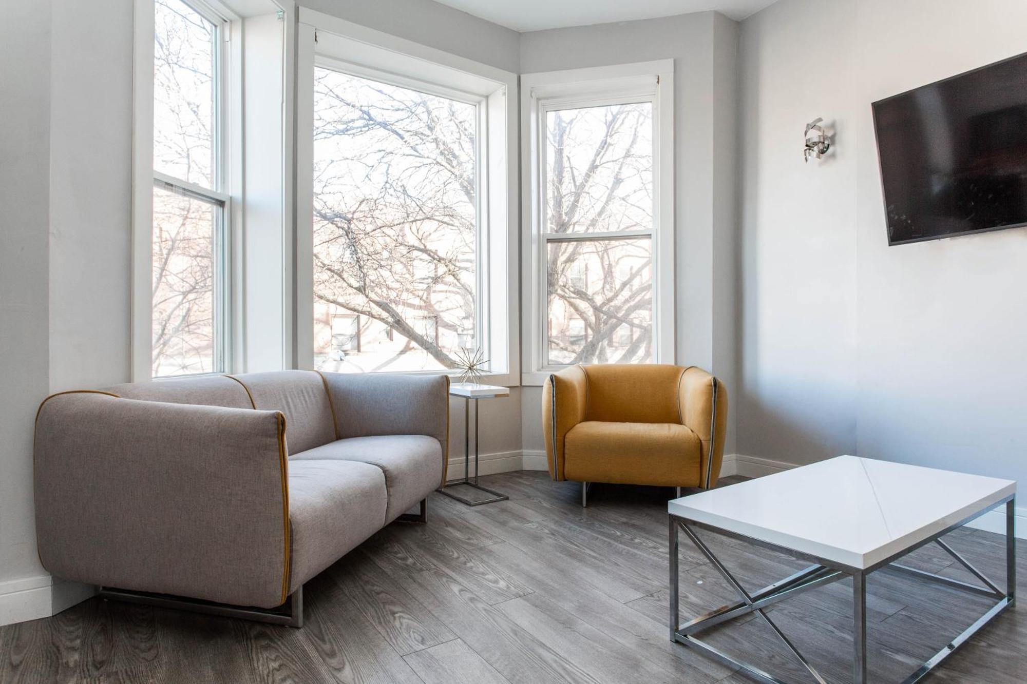 Prime Location - 1 Min Walk To Wrigley Field - 2br Apts Perfect For Cubs Fans! Apartment