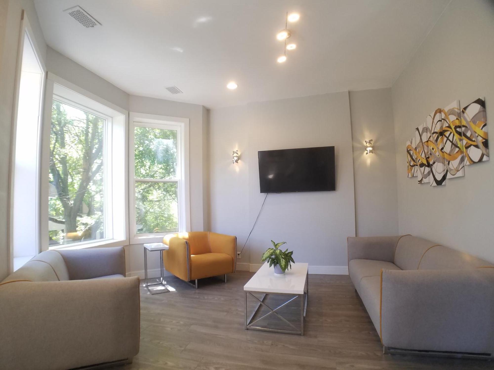 Apartment Prime Location - 1 Min Walk To Wrigley Field - 2br Apts Perfect For Cubs Fans!