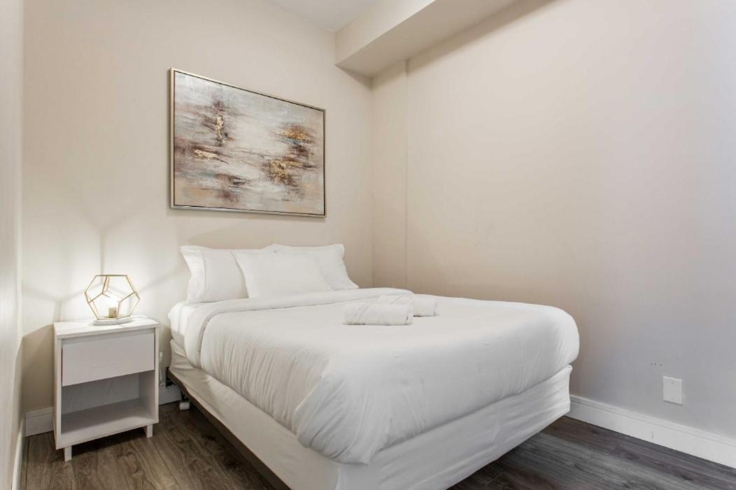 Prime Location - 1 Min Walk To Wrigley Field - 2br Apts Perfect For Cubs Fans! Apartment *