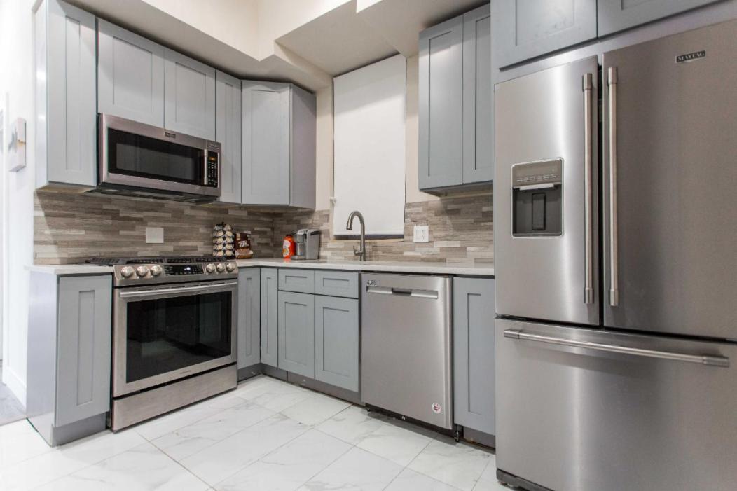 Apartment Prime Location - 1 Min Walk To Wrigley Field - 2br Apts Perfect For Cubs Fans! Chicago