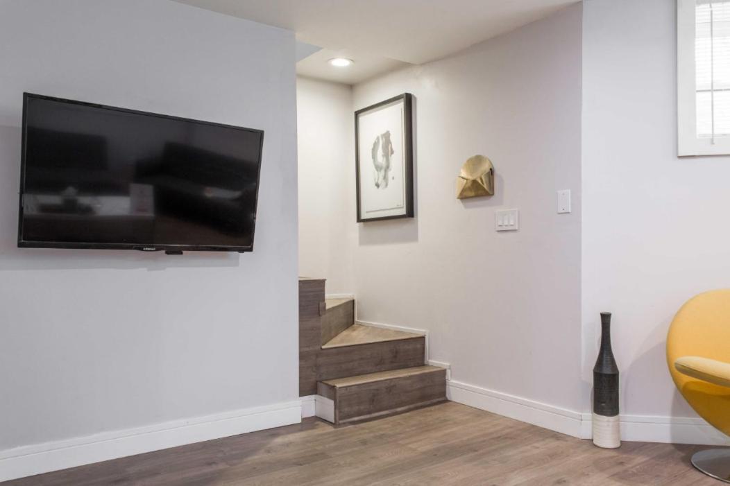 Prime Location - 1 Min Walk To Wrigley Field - 2br Apts Perfect For Cubs Fans! * Chicago