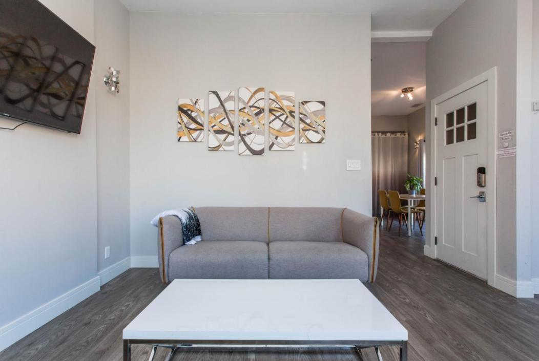 Prime Location - 1 Min Walk To Wrigley Field - 2br Apts Perfect For Cubs Fans! Apartment Chicago