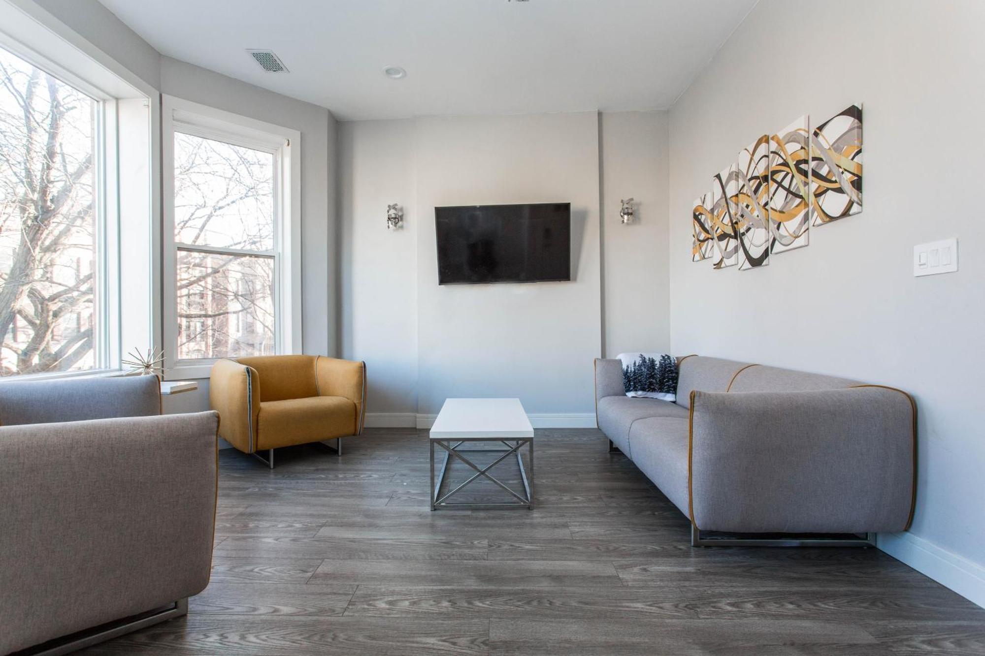 Apartment Prime Location - 1 Min Walk To Wrigley Field - 2br Apts Perfect For Cubs Fans! Chicago